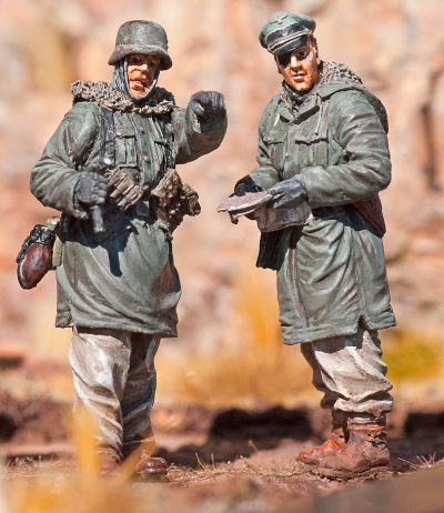 german-soldier-and-officer-discussing-big